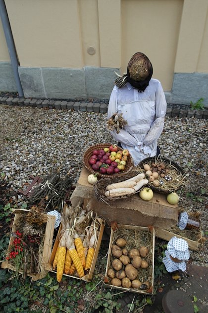 Babka trhovkyně zdobí zahradu mateřské školy v Dvořákově ulici v centru Ostravy.