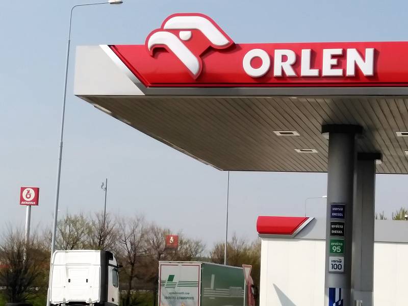 Ve směru na Olomouc řidiči vjíždějí do prostoru Benziny, při cestě do Ostravy se ocitají v areálu Orlen.