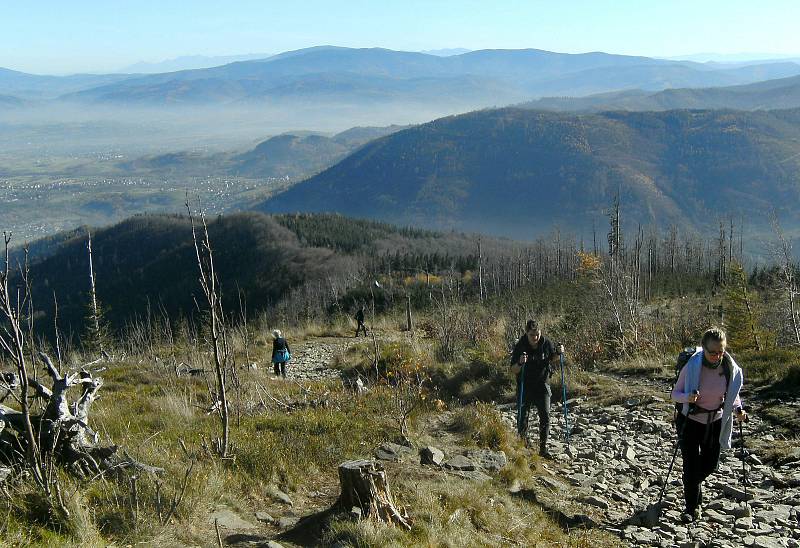 PŮLDRUHÉ hodiny autem po dálnici z Ostravy se naskýtá polská alternativa výletů do hor s výhledy i zajímavostmi.