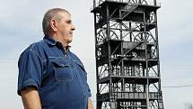 Pamětník důlního neštěstí Luboš Civín u unikátní (jedné ze dvou v Evropě) těžní věže výdušné jámy na Barboře.
