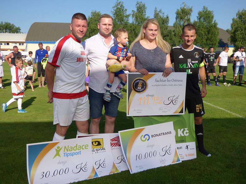 Hokejové a fotbalové osobnosti Šachtar BO Ostrava pomohly v Bohumíně malému Kubíkovi. Na snímku malý Kubík s rodiči, Ondrej Šedivý a Jaroslav Kubinski.