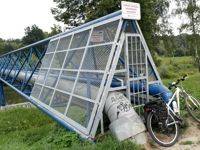 Lidé si nedali říct. A tady je výsledek: OVaK sáhl k ráznému opatření v podobě mechanických zábran a dokonce kamerového systému.