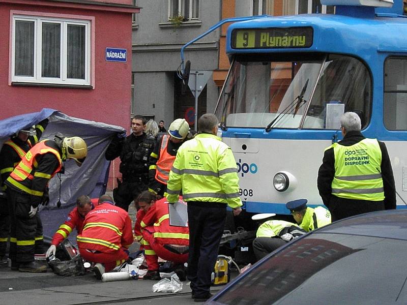 Tragická nehoda v centru Ostravy. Chodec nepřežil srážku s tramvají.