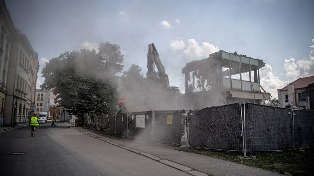 Demoliční práce na budově pavilonu E na Černé louce, 21. července 2021 v Ostravě.