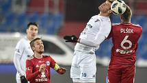 Utkání 19. kola první fotbalové ligy: Baník Ostrava - Sigma Olomouc, 14. prosince 2018 v Ostravě. Na snímku (zprava) Jakub Plšek a Jakub Šašinka.