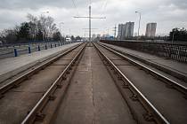 Plzeňské mosty. Tramvajovou dopravu zde na pět a půl měsíce nahradí autobusy, tramvaje pojedou odklonem.