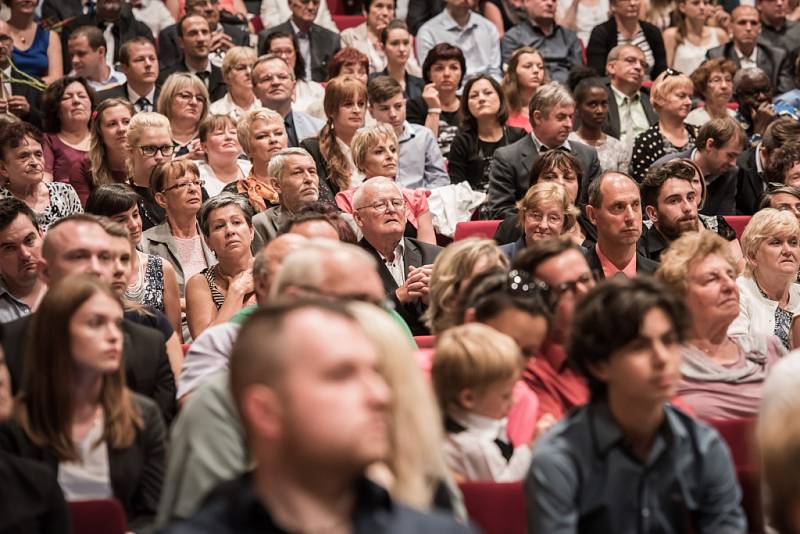 Promoce prvních absolventů všeobecného lékařství Ostravské univerzity v Domě kultury města Ostravy. 