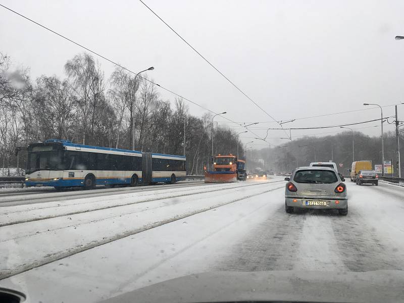 Sněhová nadílka v Ostravě. Silničáři na Svinovských mostech.