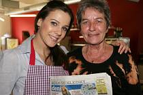 Paní Šárka Trojanová (na snímku vpravo) a její patronka, modelka Radka Kocurová, si sobotní vaření v projektu Česko vítá jaro náležitě užily. A našly si i chvilku na přečtení Deníku…