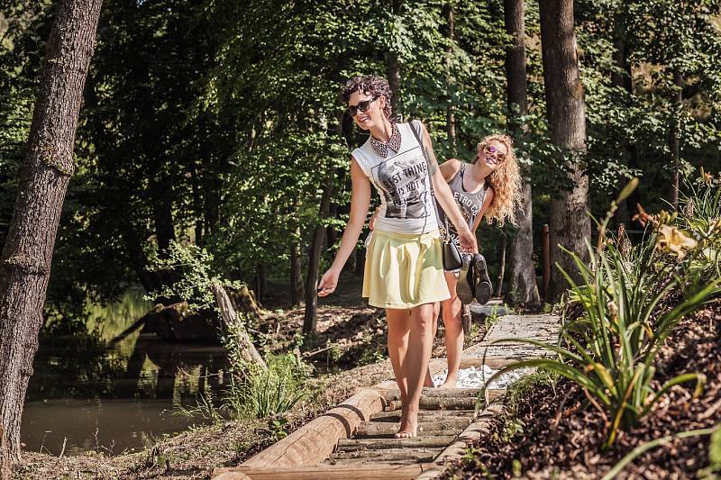 Stezka bosou nohou. Hotel Augustiniánský dům v Luhačovicích pro své hosty přichystal novinku v podobě zahrady smyslů. 