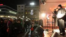 Atmosféra na Masarykově náměstí v Ostravě při akci Česko zpívá koledy v roce 2012.