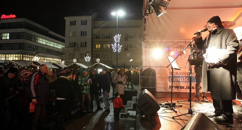 Atmosféra na Masarykově náměstí v Ostravě při akci Česko zpívá koledy v roce 2012.