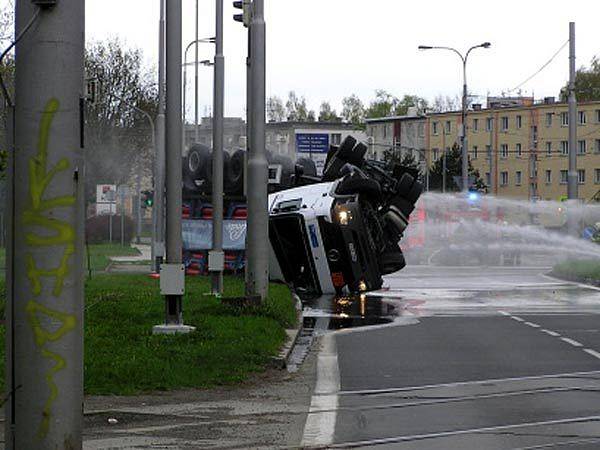 Hasiči při hašení hořícího kamionu