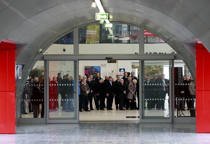 Letiště Leoše Janáčka je napojeno na železniční síť díky nové vlakové zastávce Mošnov Ostrava Airport.