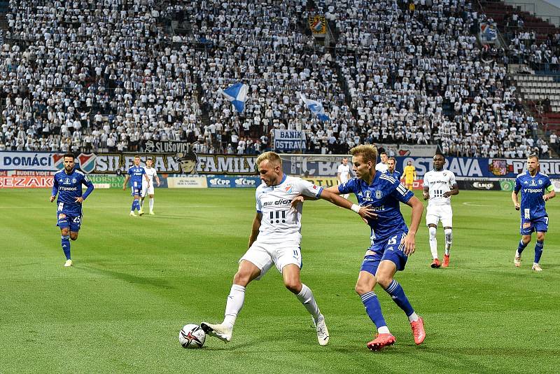 Utkání 8. kola první fotbalové ligy: SK Sigma Olomouc - FC Baník Ostrava 17. září 2021 v Olomouci. (zleva) Nemanja Kuzmanovič z Ostravy a Ondřej Zmrzlý z Olomouce.