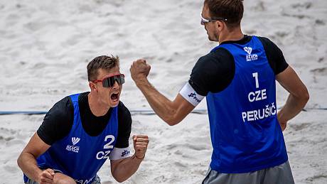 David Schweiner (vlevo) a Ondřej Perušič se radují, i letos postoupili do semifinále turnaje J&T Banka Ostrava Beach Pro. Vyřadili katarský pár Cherif - Ahmed, bronzové medailisty z olympiády v Tokiu.