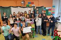 Do projektu Balíček pro radost se v roce 2021 zapojilo několik základních a mateřských škol z Ostravska a Opavska. Připravit se podařilo více než tisíc balíčků pro seniory.