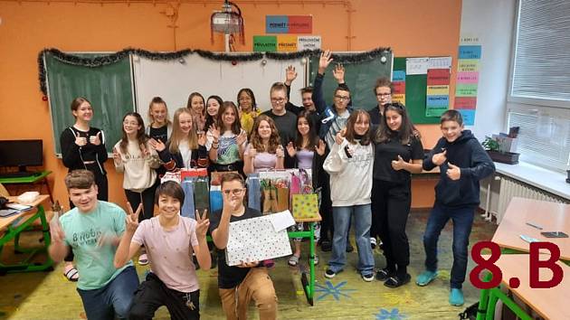 Do projektu Balíček pro radost se v roce 2021 zapojilo několik základních a mateřských škol z Ostravska a Opavska. Připravit se podařilo více než tisíc balíčků pro seniory.