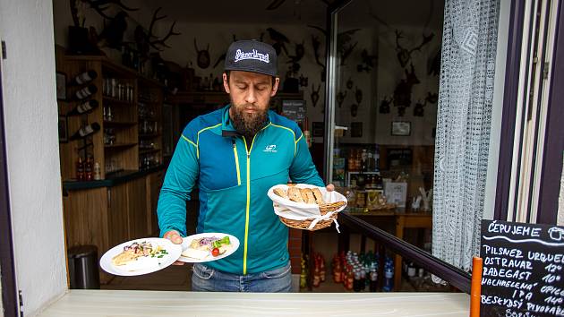 Už se to nese! Rostislav Václavík, majitel hostince u Buroně - Mexiko nestačí rozdávat místní specialitu - tvarůžky v pivu.