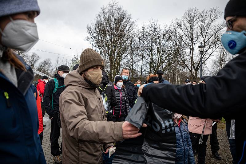 Pojďte s námi uklízet Ostravu. To byla dobrovolnická akce, jejíž cílem bylo uklidit okolí od odpadků a nepořádku kolem Slezskoostravského hradu, 17. dubna 2021 v Ostravě. Primátor Ostravy Tomáš Macura.