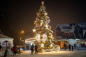Vánoční strom, Ostrava-Jih, náměstí Ostrava-Jih, prosinec 2023.