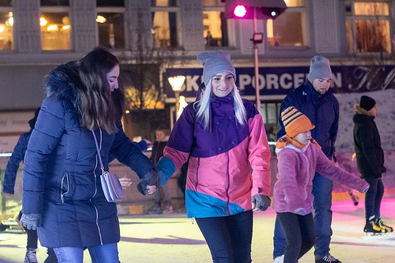 Rozsvícení vánočního stromu a trhy na Masarykově náměstí v centru Ostravy, neděle 1. prosince 2019.