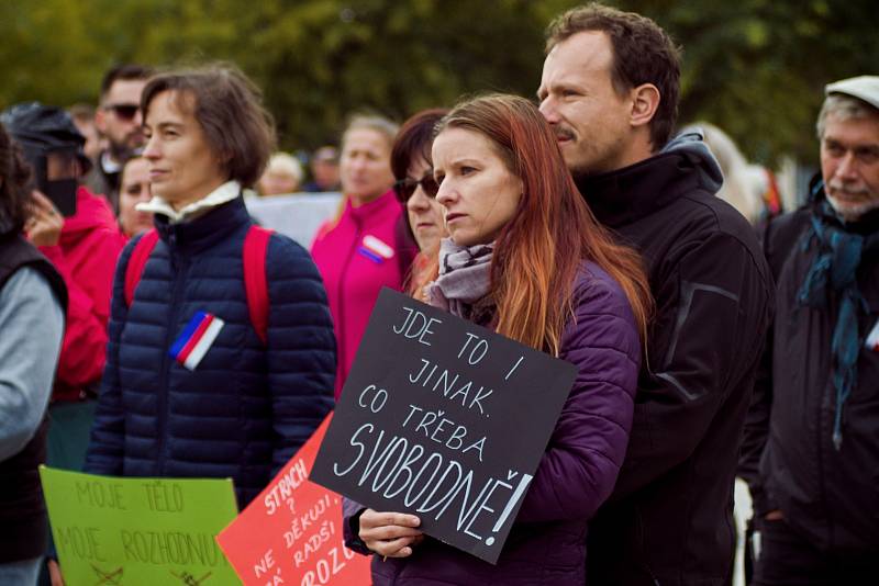 Nedělní demonstrace v Ostravě přilákala především rodiny s dětmi a starší lidi.