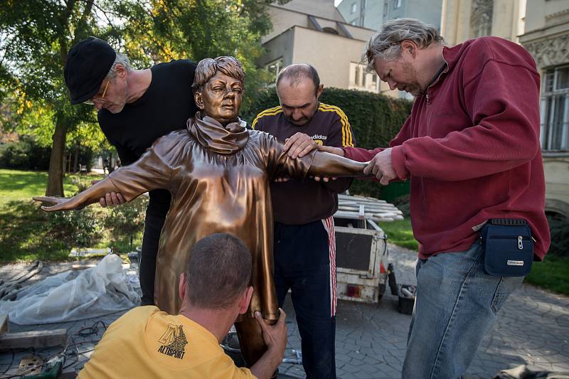 Instalace sochy na počet Věry Špinarové v Husově sadu, 15. října 2018 v Ostravě.