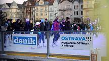 Typická vánoční atmosféra zavládla o víkendu na Masarykově náměstí v centru Ostravy, kde v neděli začaly vánoční trhy. Milovníkům bruslení je zde k dispozici i kluziště.