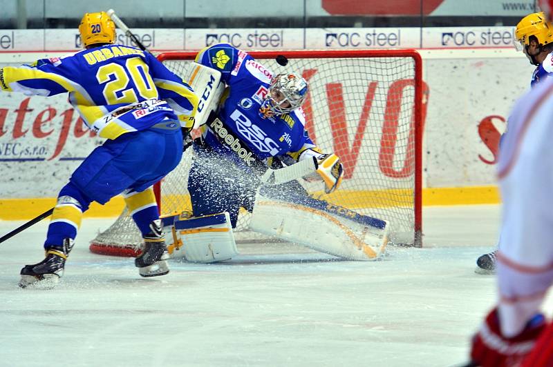 Třinec - Zlín. Brankář Svoboda se jen ohlíží po druhé brance Adamského