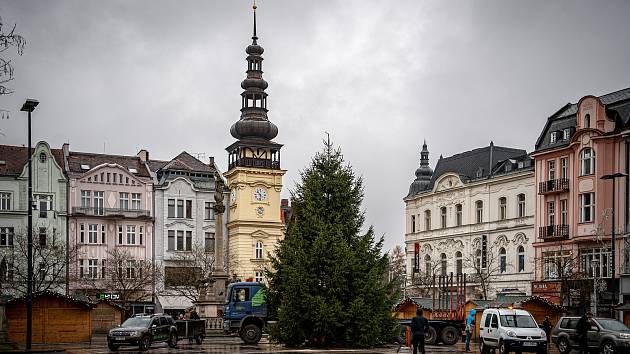 Vánoční atmosféra v centru Ostravy je tady. Ilustrační foto výzdoby a kluziště, listopad 2021.