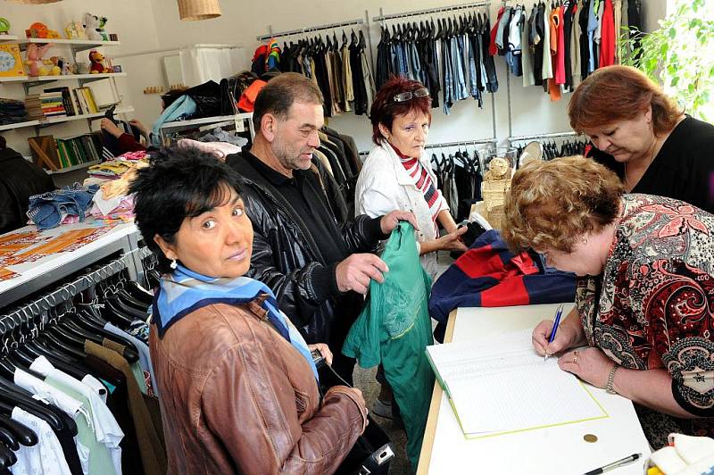 Charitativní obchod tento týden otevřela na ulici 28. října v Mariánských Horách obecně prospěšná společnost Žebřík.