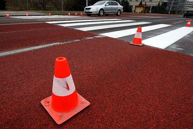 Červeně zvýrazněný a zdrsněný asfaltový povrch