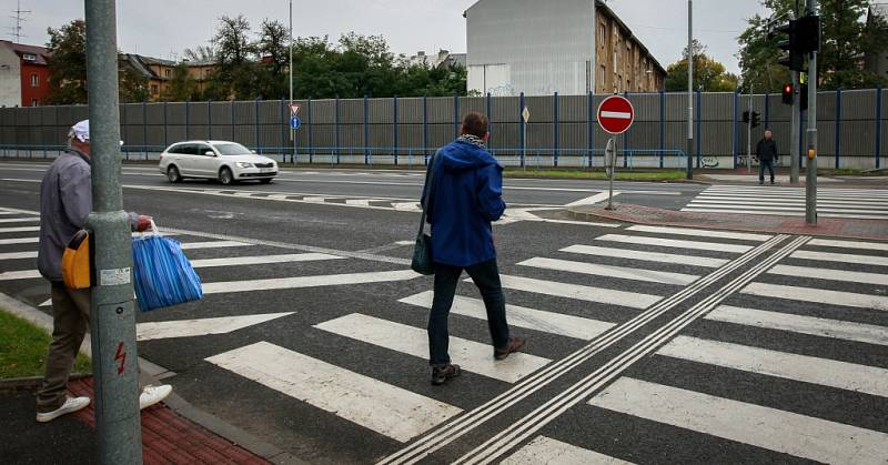 V těchto místech došlo ve čtvrtek ráno k další vážné dopravní nehodě. Brzdná dráha ukazuje, že řidička začala brzdit až těsně před přechodem. 