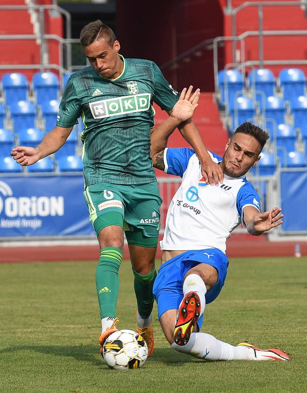 Fotbalisté Baníku Ostrava (v bílém) v generálce proti Karviné.