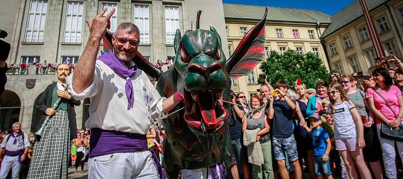 Začátek Festivalu v ulicích přilákal tisíce lidí. Bohatý program bude pokračovat ještě v sobotu a neděli.