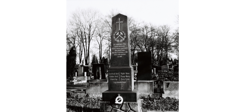 Hrob zemřelých horníků z důlního neštěstí na dole Salm roku 1905 na slezskoostravském hřbitově (foto z roku 1992).