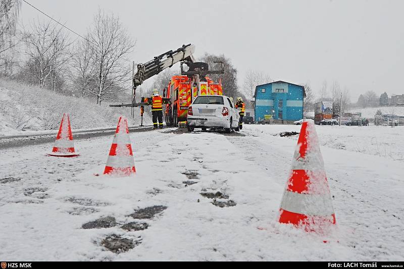 Auto skončilo na střeše v příkopu.