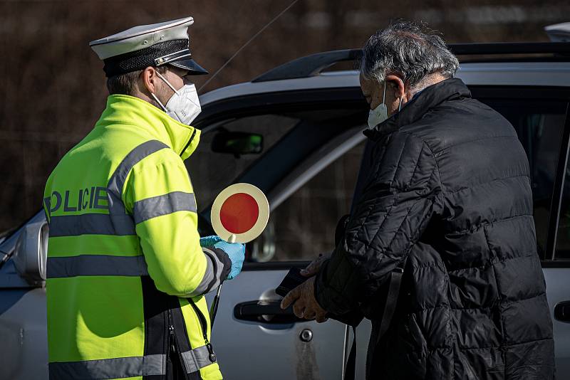 Policejní kontrola mezi okresy Ostrava a Frýdek-Místek na ulici Místecká, 2. března 2021 v Ostravě.