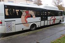 Při nehodě došlo k pádu několika cestujících v autobuse. Ostrava, listopad 2022.