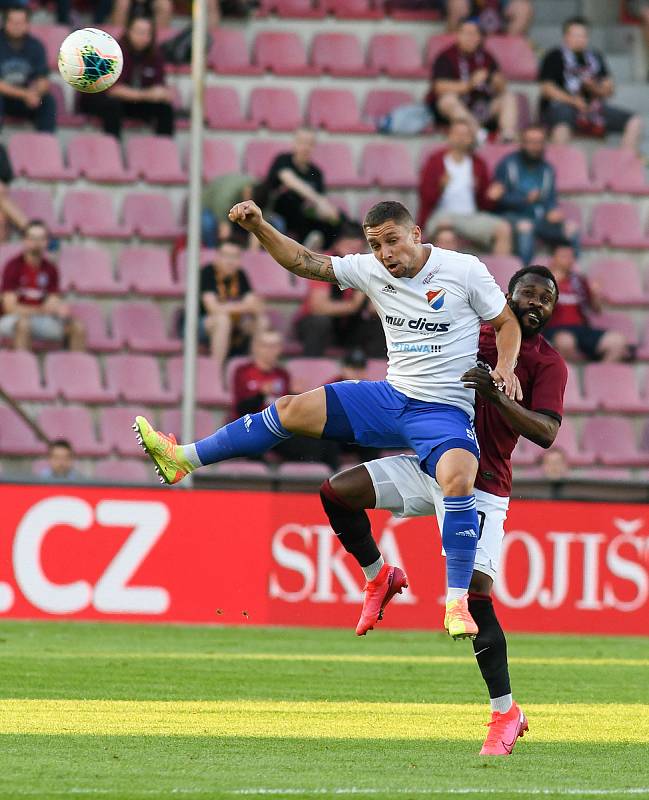 Adam Jánoš z Ostravy a Guelor Kaku Kanga - FORTUNA:LIGA - Skupina o titul - 2. kolo, AC Sparta Praha - FC Baník Ostrava, 23. června 2020 v Praze.