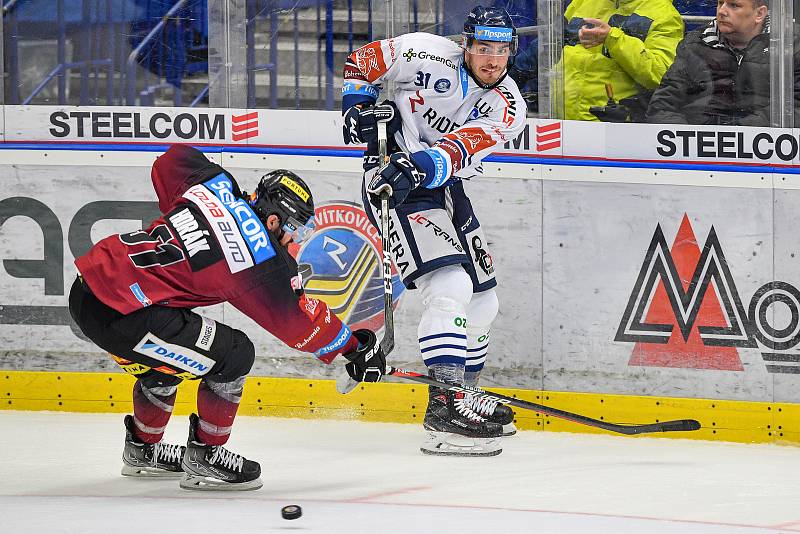 18. kolo hokejové extraligy: HC HC Vítkovice Ridera - HC Sparta Praha, 4. listopadu 2022 v Ostravě. (zleva) Roman Horák ze Sparty a Dominik Lakatoš z Vítkovic.