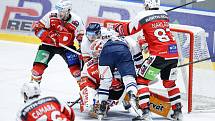 Hokejové utkání Tipsport extraligy v ledním hokeji mezi HC Dynamo Pardubice (v červenobílém) a HC Vítkovice Ridera (v bílomodrém) pardudubické enterie areně.