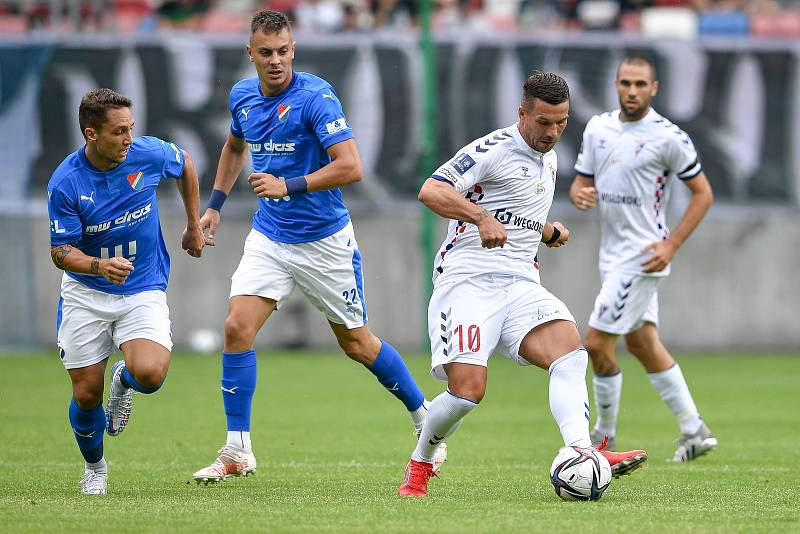 Přátelské utkání Górnik Zabrze - FC Baník Ostrava, 17. července 2021 v Zabrze (PL). (střed) Lukas Podolski z Górniku.