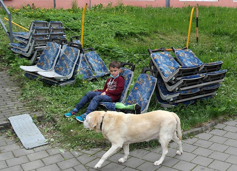 Spousta lidí nechtěla věřit vlastním očím, když se před jedním z paneláků v ulici Oskara Motyky v západní části sídliště v Moravské Ostravě objevila kupa dvousedaček z městské hromadné dopravy. Ostrava, květen 2021.