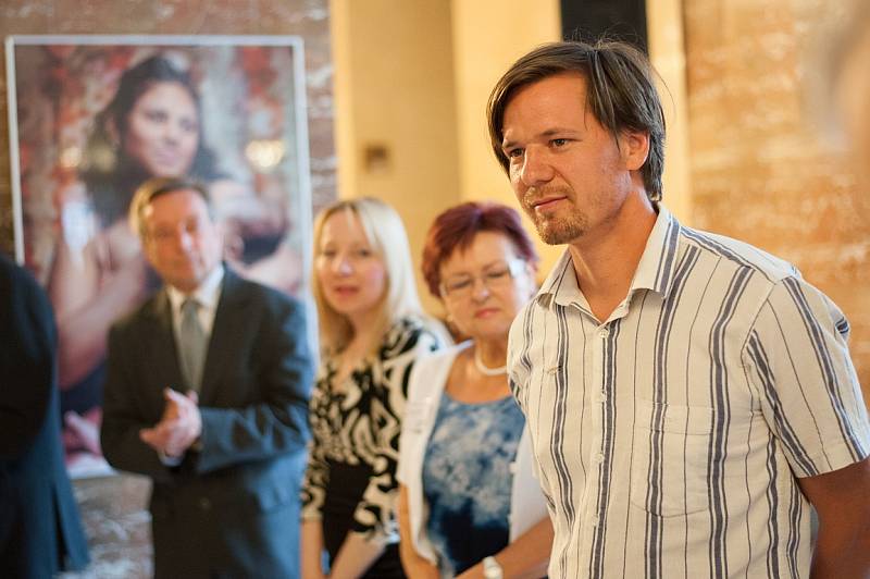 Beautiful People ve vestibulu ostravské radnice. Mladý slovenský fotograf Šymon Kliman zde totiž vystavuje sérii portrétů obyvatel slovenských romských osad.