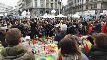 Den po tragické události lidé uctili minutou ticha památku obětí úterních událostí na náměstí Place de la Bourse. Mezi přítomnými byli i muslimové.