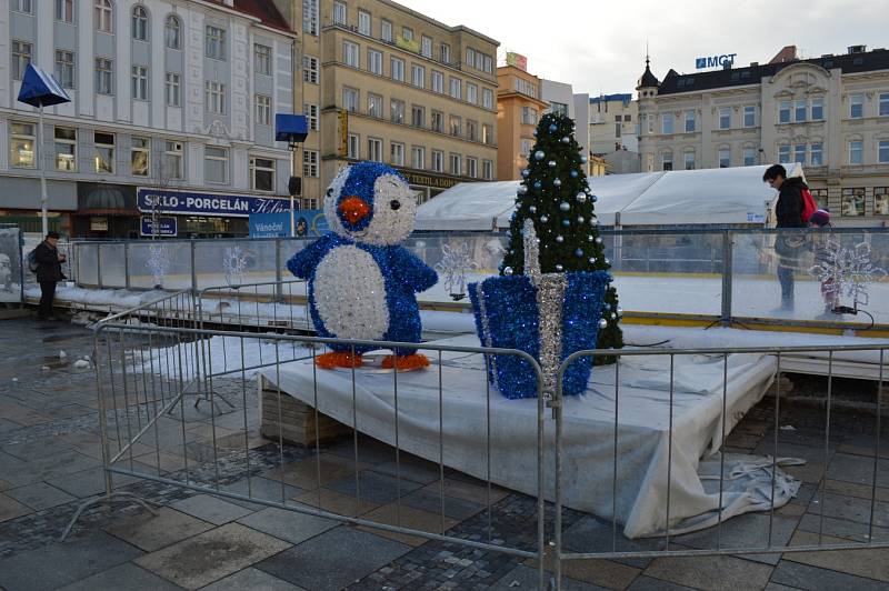 Bruslení v centru Ostravy skončilo. Atmosféra posledních dnů Vánočního kluziště na Masarykově náměstí.