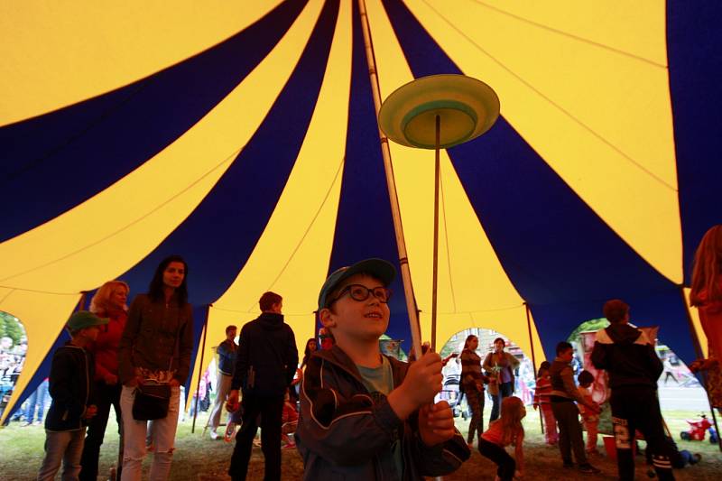  První ročník mezinárodního festivalu nového cirkusu a pouličního divadla zažila o víkendu Hlavní třída v Ostravě-Porubě.