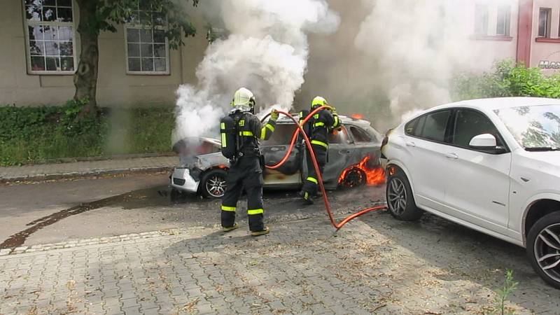 Plameny jedno vozidlo zcela zničily, druhé poškodily.